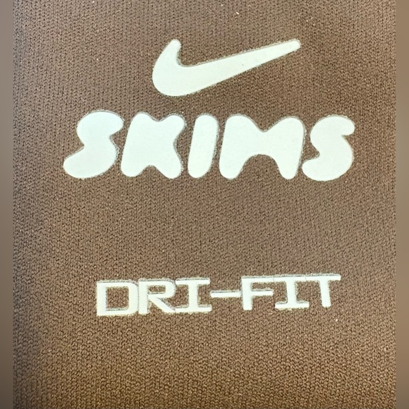 SKIMS  Nike Kim Kardashian matte 26” leggings medium new with tags - Picture 3 of 5